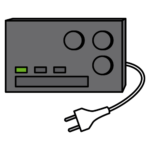 Imagen Donde Aparece Un Objeto En Color Gris Oscuro. En La Esquina Superior Derecha Tiene Tres Botones Circulares Y En La Parte Izquierda, Abajo, Tres Botones Rectangulares, Uno De Los Cuales Se Encuentra En Color Verde. Del Objeto Sale Un Cable De Corriente Blanco Terminado En Un Enchufe.
