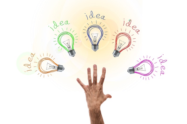 Imagen que representa la creación de ideas, mediante una mano y una idea para cada dedo