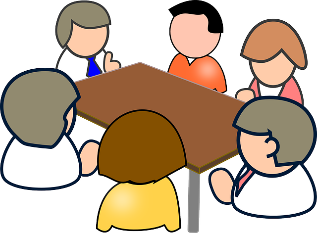 Imagen que describe un equipo de personas debatiendo sobre un tema