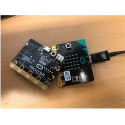 Imagen donde se ven dos placas micro:bit una por su parte delatera y la otra por su parte trasera
